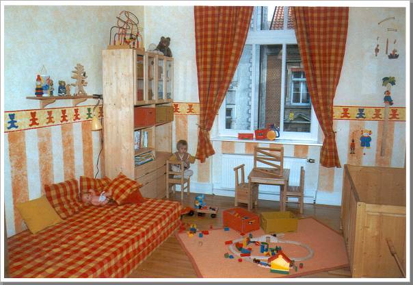 0095_k007  kinderzimmer mit streifensockel.jpg